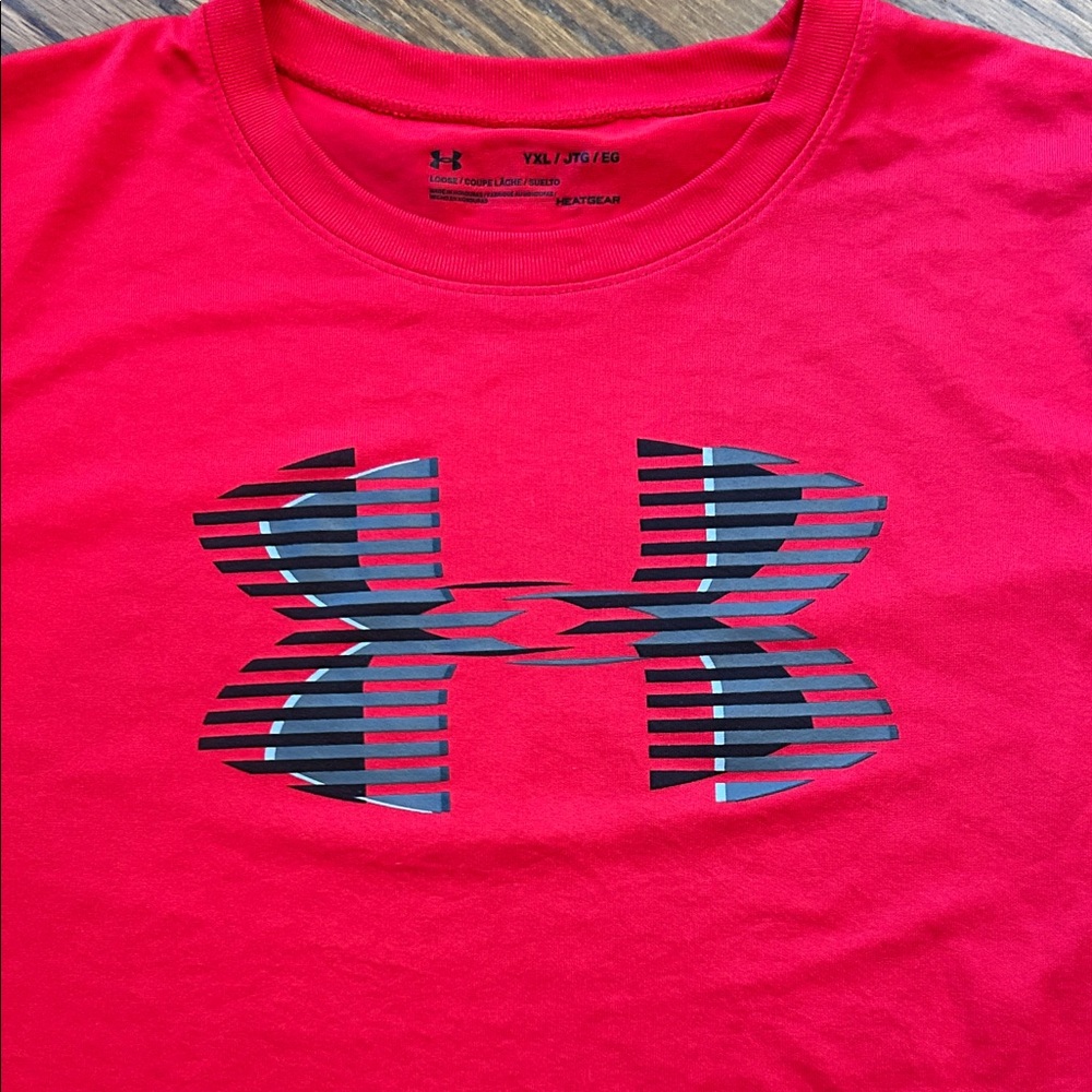 Under Armour Youth XL Red T-Shirt, Heat Gear - Picture 3 of 4